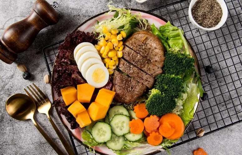 The Ultimate Muscle Gain Meal Plan for Skinny Guys: How to Eat Six Times a Day for Real Results